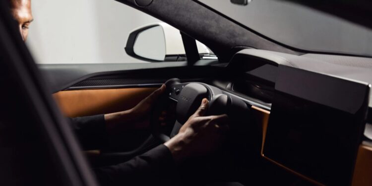 Семейный бизнес: шеф-дизайнер Tesla подрабатывает тюнингом интерьеров — АВТО НОВОСТИ