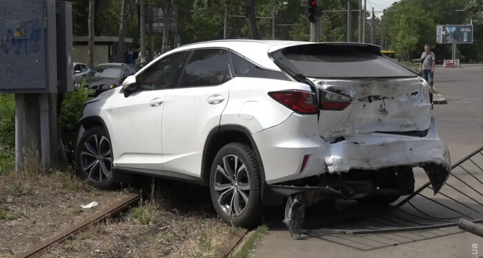 Тройное ДТП на Фонтане заблокировало движение трамваев