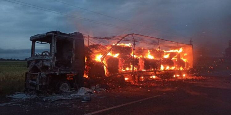 У переправы «Орловка — Исакча» сгорела фура —