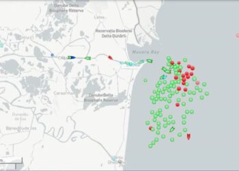 У входа в румынский канал Дунай-Чёрное море образовался затор из судов-зерновозов