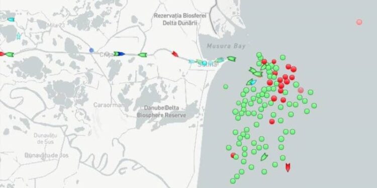 У входа в румынский канал Дунай-Чёрное море образовался затор из судов-зерновозов
