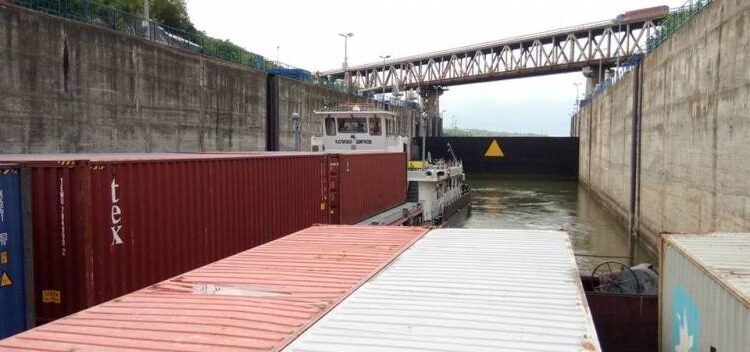 УДП объявило тендер на перевозку контейнеров баржей в порт Констанца