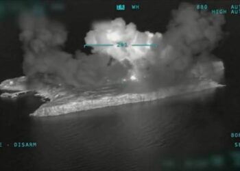 Украина нанесла удары по захваченным русскими нефтяным платформам и острову Змеиный