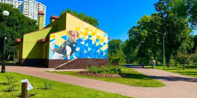 В Киеве появился мурал с известным сапером Патроном