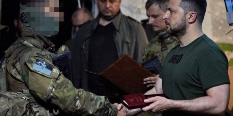 Зеленский заглянул в ад — посетил передовую в Лисичанске и Бахмуте