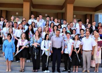 Золотой фонд города — медалисты-выпускники получили свои первые в жизни высокие награды! —  (ФОТО)