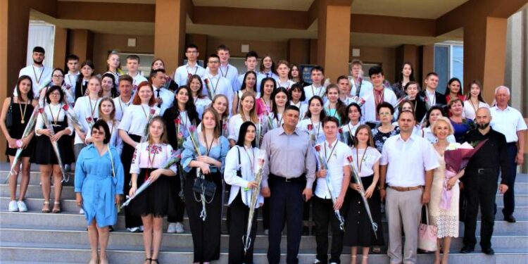 Золотой фонд города — медалисты-выпускники получили свои первые в жизни высокие награды! — (ФОТО)