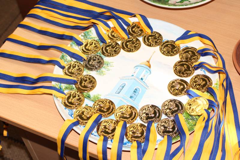 Золотой фонд города - медалисты-выпускники получили свои первые в жизни высокие награды! - Город 24 (ФОТО)