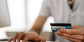 Объем денежных переводов в Украину превысил довоенный уровень
