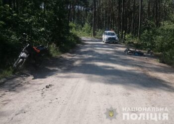 На Житомирщині мотоцикліст на лісовій дорозі збив жінку на електровелосипеді | Кримінальні новини