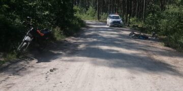 На Житомирщині мотоцикліст на лісовій дорозі збив жінку на електровелосипеді | Кримінальні новини