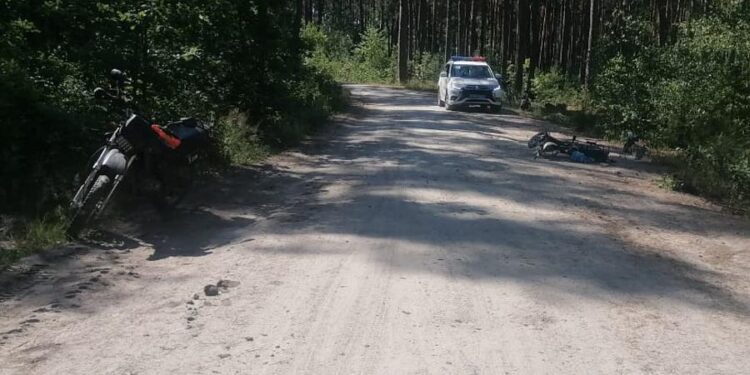 На Житомирщині мотоцикліст на лісовій дорозі збив жінку на електровелосипеді | Кримінальні новини