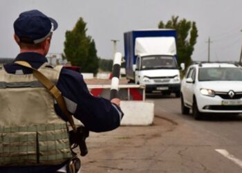 На блокпостах за час воєнного стану виявили понад 900 автівок, які були в розшуку