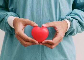 Несмотря на войну: в киевском Охматдете прооперировали девочку, у которой сердце билось наружу