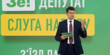 Партія «Слуга народу» виключила трьох кандидатів зі списку