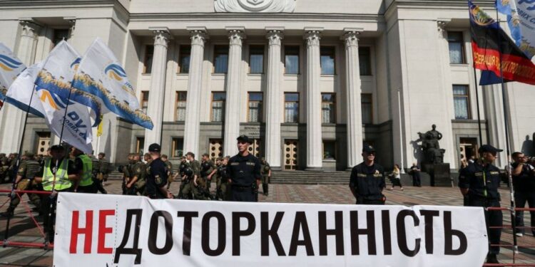 Нова Верховна Рада схвалила законопроєкт про зняття депутатської недоторканості