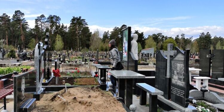 У Києві судитимуть посадовців спецкомбінату, які незаконно торгували могилами на кладовищах | Кримінальні новини