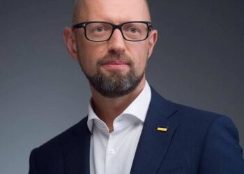 Лідер партії Народний фронт Арсеній Яценюк оновив зображення профілю у своєму акаунті на фейсбуці