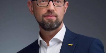 Лідер партії Народний фронт Арсеній Яценюк оновив зображення профілю у своєму акаунті на фейсбуці