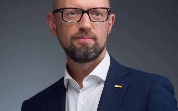 Лідер партії Народний фронт Арсеній Яценюк оновив зображення профілю у своєму акаунті на фейсбуці