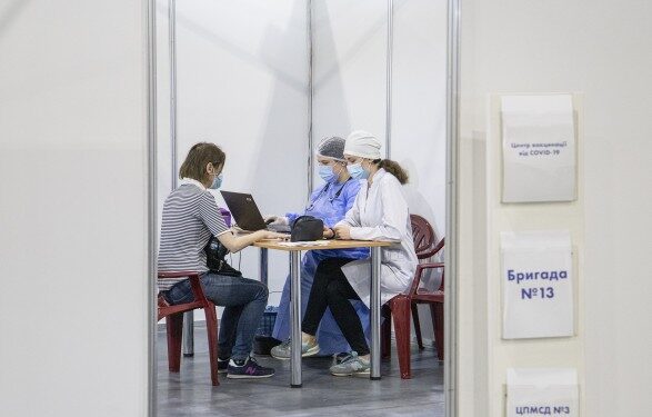 Число полностью вакцинированных от «ковида» украинцев приблизилось к 15 миллионам