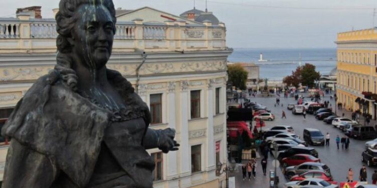 Более шести тысяч человек проголосовали за снос памятника Екатерине Второй  в Одессе