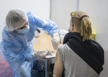 Вакцинированных бустером от «ковида» украинцев уже почти 570 тысяч