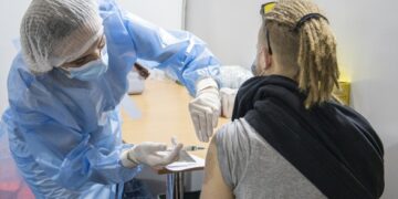 Вакцинированных бустером от «ковида» украинцев уже почти 570 тысяч
