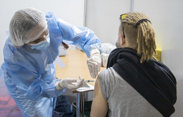 Вакцинированных бустером от «ковида» украинцев уже почти 570 тысяч