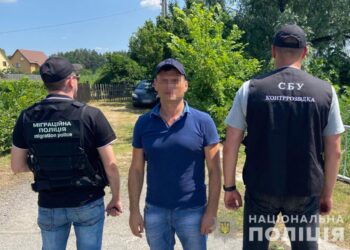 У Києві поліцейські Хмельниччини затримали росіянина, який перебуває у міжнародному розшуку  | Кримінальні новини