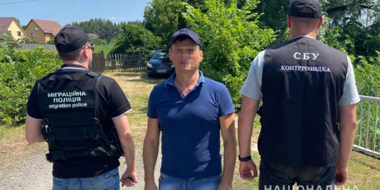 У Києві поліцейські Хмельниччини затримали росіянина, який перебуває у міжнародному розшуку  | Кримінальні новини