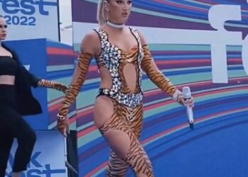 «Как колбаса-вязанка»: публика высмеяла выход Бузовой в костюме тигрицы с открытой попой |