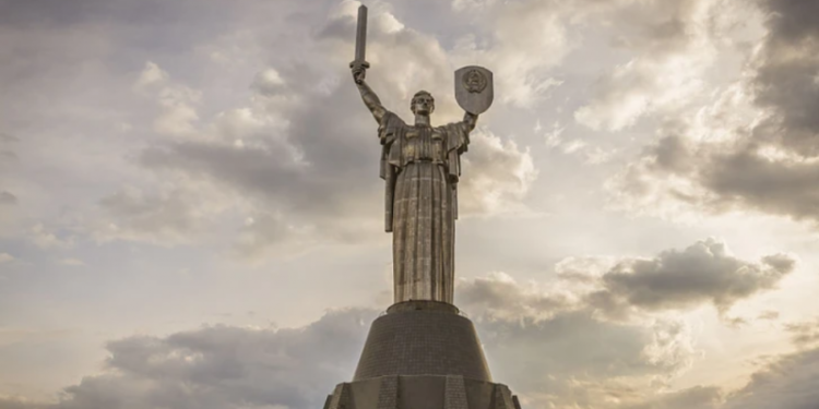 Менять герб на щите «Родины-матери» могут целый год