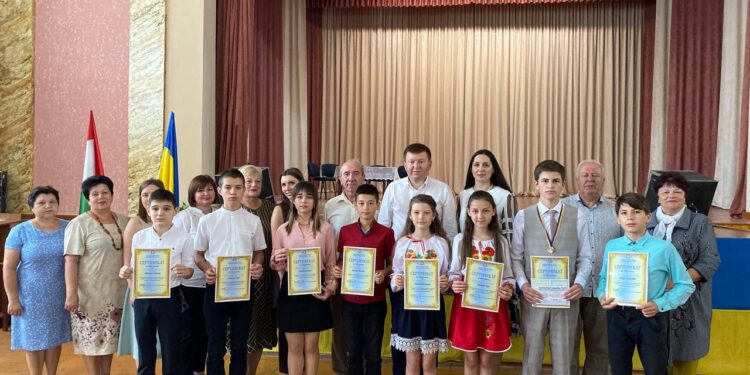 “НАМ Є КИМ ПИШАТИСЯ”: В АРЦИЗЬКІЙ ГРОМАДІ ВІДБУЛОСЯ НАГОРОДЖЕННЯ ТАЛАНОВИТОЇ УЧНІВСЬКОЇ МОЛОДІ