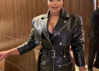 Пугающе тонкий нос, черный парик и белое лицо: Джанет Джексон напугала сходством с братом |