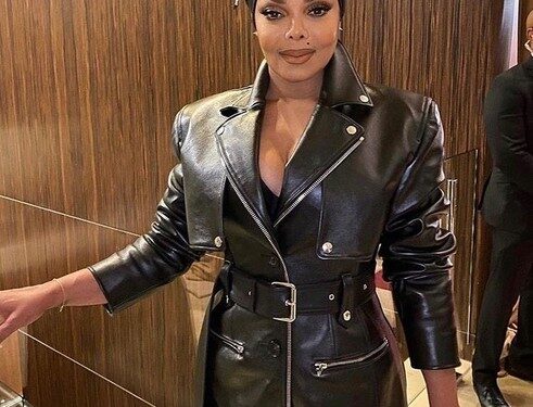 Пугающе тонкий нос, черный парик и белое лицо: Джанет Джексон напугала сходством с братом |