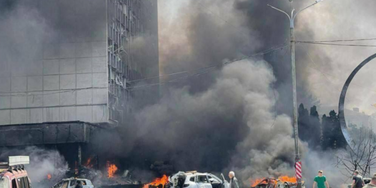 Ракетные удары по Виннице: количество жертв увеличилось до двенадцати человек, начался крупный пожар