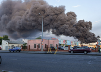 Ракетный удар по Одессе: горит гражданский склад