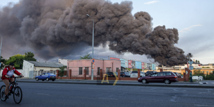 Ракетный удар по Одессе: горит гражданский склад