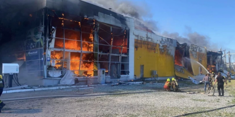 Россия выпустила ракеты по ТЦ в Кременчуге, где было свыше тысячи гражданских