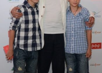 Серебряков воспитал двоих, Германова отказалась от ребенка. Психолог о приемных детях звезд |