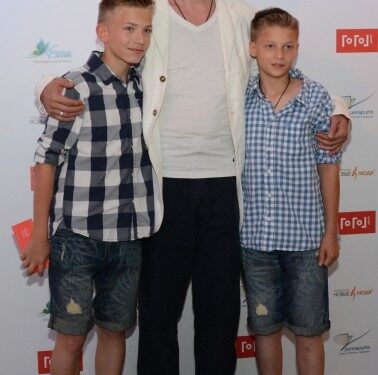 Серебряков воспитал двоих, Германова отказалась от ребенка. Психолог о приемных детях звезд |