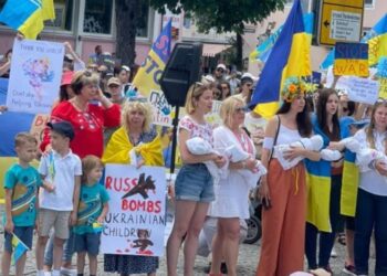 В немецком Гармише, рядом с которым проходит саммит стран G7, сотни людей вышли на митинг в поддержку Украины и спели гимн