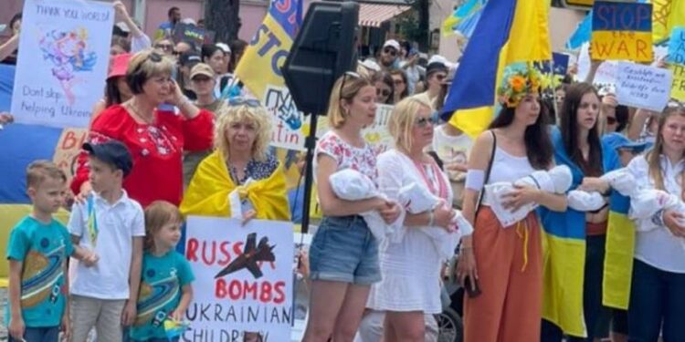 В немецком Гармише, рядом с которым проходит саммит стран G7, сотни людей вышли на митинг в поддержку Украины и спели гимн
