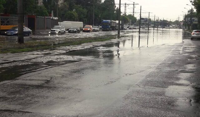 В Одессе масштабный дождь привел к затоплениям | Одеський Монітор