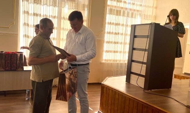 ВОЛОНТЕРІВ, КУХАРІВ, МОНТЕРІВ ТА ВЧИТЕЛІВ-ВЕТЕРАНІВ АРЦИЗЬКОЇ ГРОМАДИ ВІДЗНАЧИЛИ З НАГОДИ ДНЯ КОНСТИТУЦІЇ УКРАЇНИ