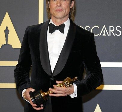 Залез в гардероб Джоли? Брэд Питт одолжил юбку для спорного выхода на ковровую дорожку |