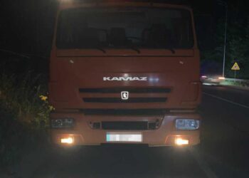 На Вінниччині необачний пішохід вибіг на дорогу просто під колеса вантажівки | Кримінальні новини