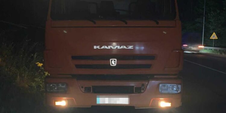 На Вінниччині необачний пішохід вибіг на дорогу просто під колеса вантажівки | Кримінальні новини