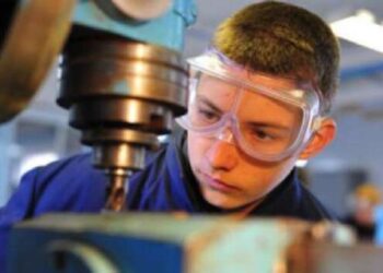 Заработок вместо отдыха: могут ли дети до 18 лет работать в Польше